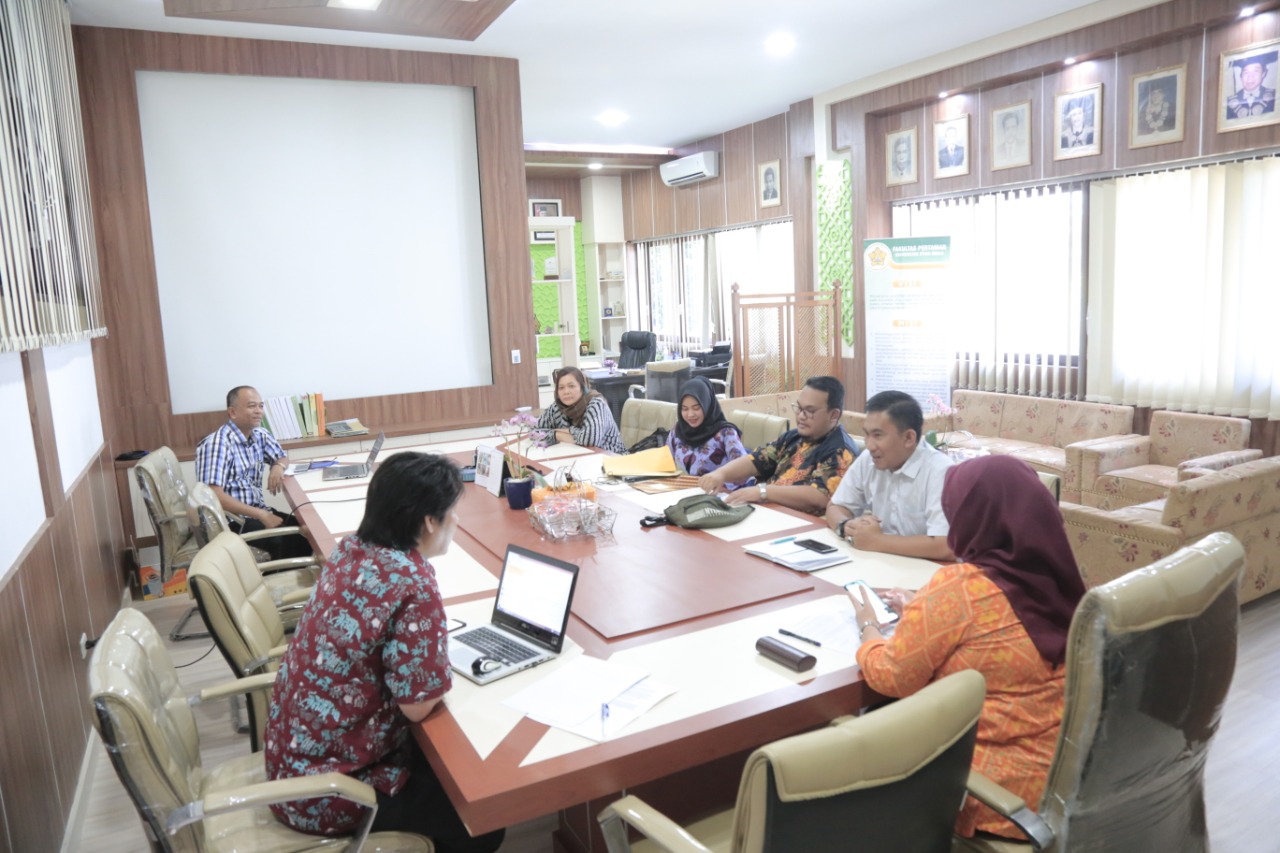 Diskusi dengan Akademisi Fakultas Hukum (M . Zuhri, S.H., M.H.) dan Fakultas Peternakan (Prof. Dr. Ir. Eka Meutia Sari) Universitas Syiah Kuala dalam rangka Pengumpulan Data 