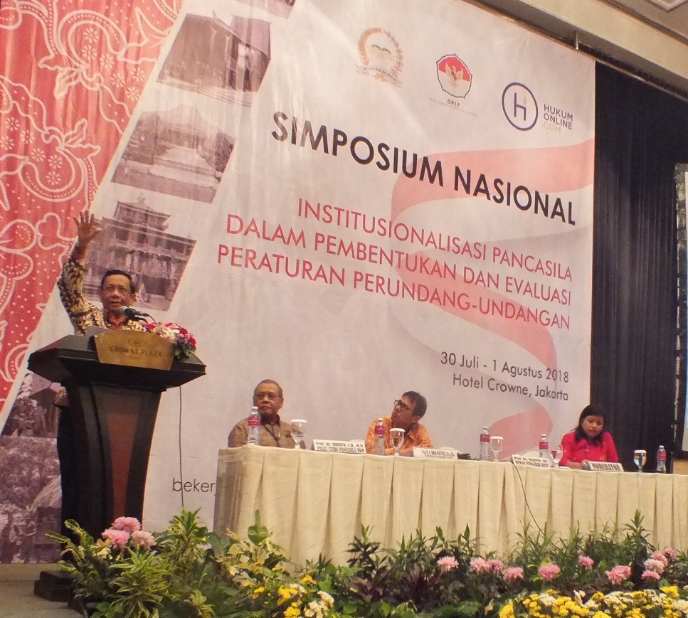 Prof Mahfud MD saat memberikan paparan tentang Instituionalisasi Pancasila dalam Pembentukan dan Evaluasi Peraturan Perundang-Undangan